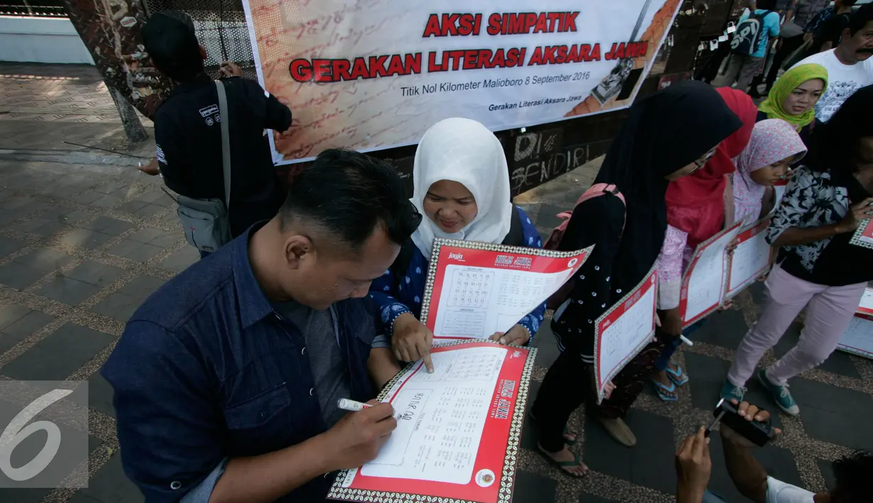 Komunitas Gerakan Literasi Aksara Jawa menggelar peringatan Hari Aksara Internasional ke-50 di Titik Nol km dengan tema bermain dan belajar dengan masyarakat tentang aksara Jawa, Yogyakarta, Kamis (8/9). (Liputan6.com/ Boy Harjanto)