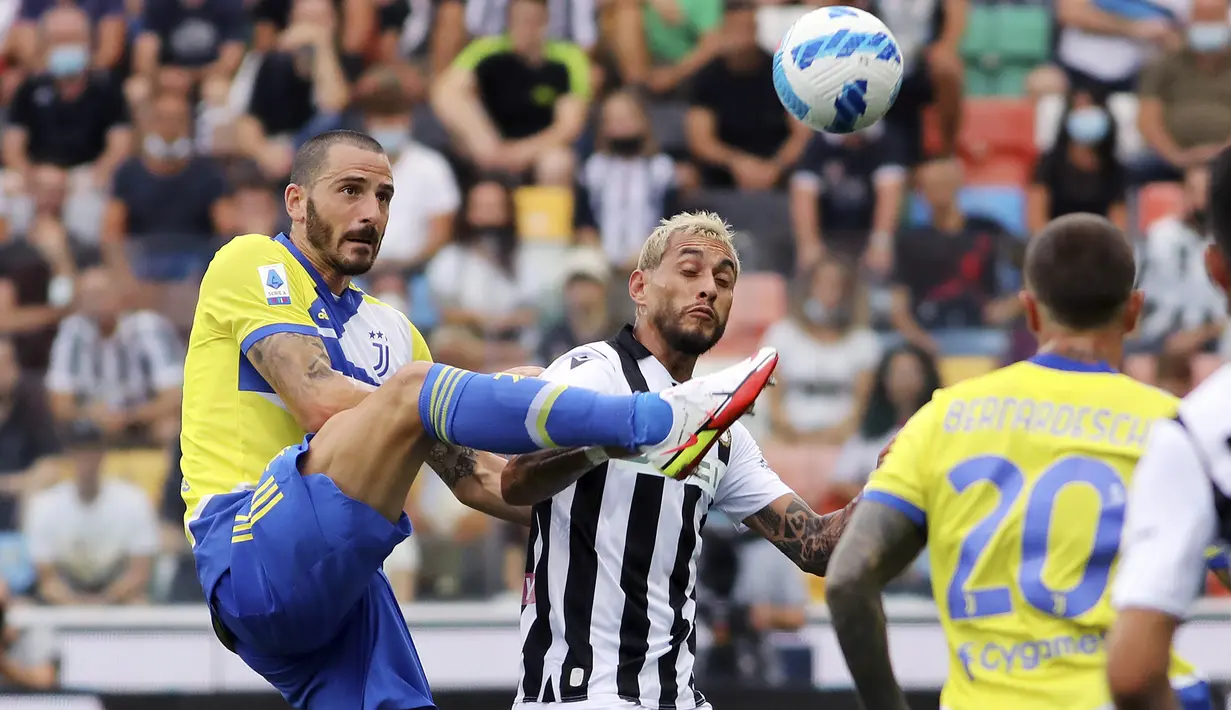 Tertinggal dua gol, Udinese berusaha memperkecil kedudukan. Namun kokohnya pertahanan Juventus yang digalang Giorgio Chiellini membuat gawang Juventus masih steril hingga babak pertama usai. (Foto: LaPresse via AP/Andrea Bressanutti)