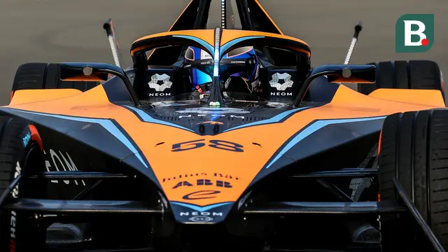 Foto: Manuver Para Pebalap Formula E saat Jajal Jakarta Intenational E-Prix Circuit pada Sesi Latihan Bebas