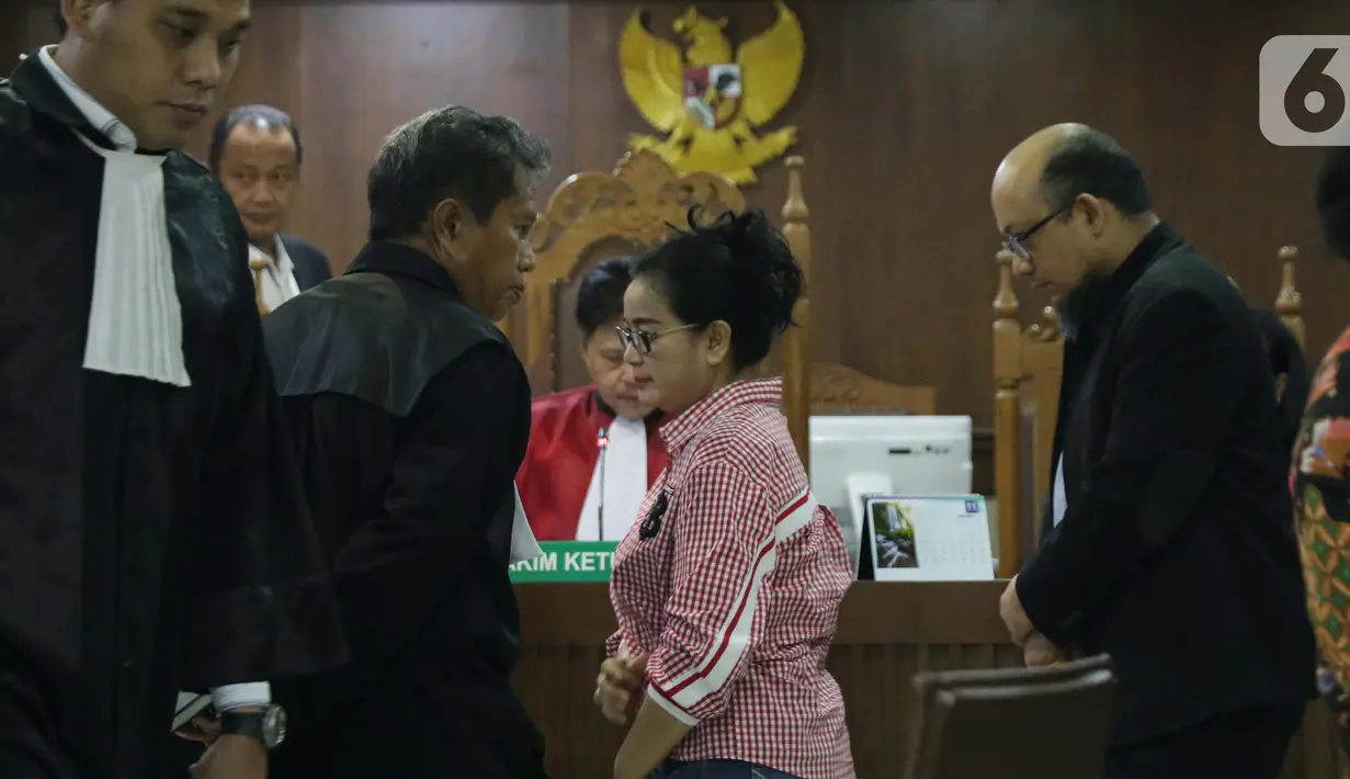 Miryam S. Haryani (tengah) bersama penyidik senior KPK Novel Baswedan saat menjadi saksi pada sidang lanjutan dugaan merintangi pemeriksaan pengadaan E-KTP dengan terdakwa Markus Nari di Pengadilan Tipikor, Jakarta, Rabu (9/10/2019). (Liputan6.com/Helmi Fithriansyah)