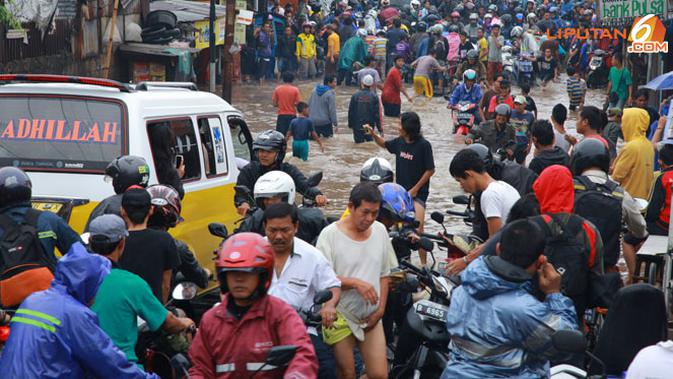 Puluhan TransJakarta Mengalami Keterlambatan, Imbas Genangan Air dan Macet
