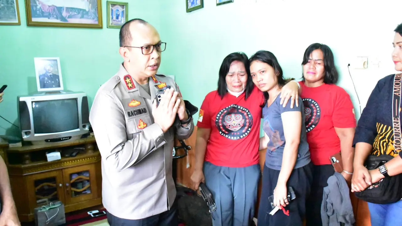 Kapolda Jambi Irjen Albertus Rachmad Wibowo memimpin rombongannya bersilaturahmi sekaligus melayat ke rumah duka Brigadir Nofryansah Yoshua Hutabarat atau Brigadir J.