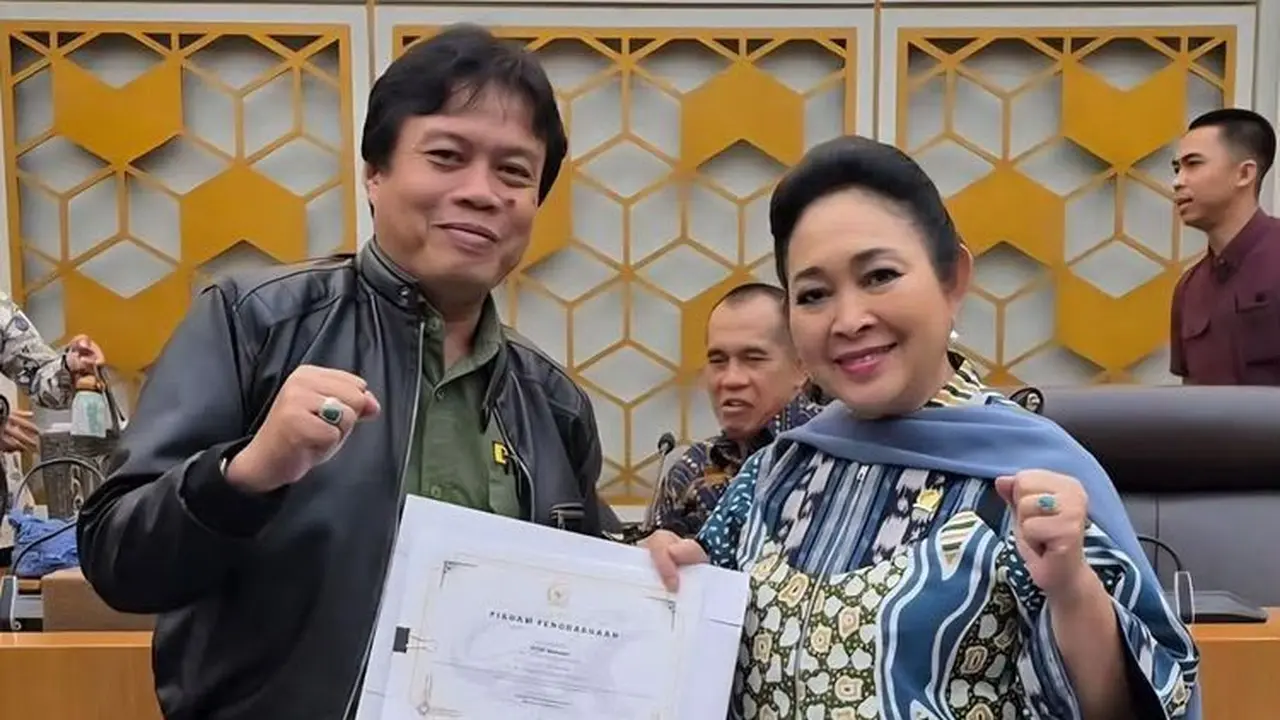 Ketua Komisi IV DPR, Titiek Soeharto, memberikan piagam penghargaan kepada 23 personel tim operasi gabungan yang berhasil menggagalkan perburuan liar Rusa Timor di Taman Nasional (TN) Komodo (Istimewa)