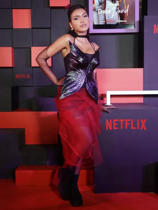 Caitlin North Lewis memerankan tokoh Dilla, sahabat Laras. Di sekolah, Dilla menjadi sosok yang kerap dipojokkan karena penampilannya yang berani. [Foto: Bambang E. Ros/Fimela]