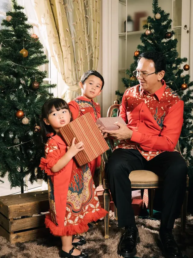 6 Potret Gaya Ahok dan Puput Nastiti di Perayaan Natal 2023, Berbatik Nuansa Merah