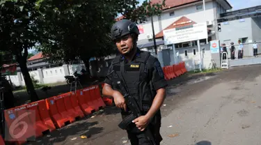 Polisi bersenjata laras panjang berjaga di dekat pintu masuk dermaga Wijayapura menuju LP Nusakambangan, Cilacap, Jateng, Kamis (28/7). 1.466 personel gabungan disiagakan untuk melakukan pengamanan eksekusi mati tahap III. (Liputan6.com/Helmi Afandi)
