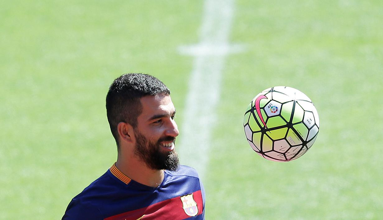 Arda Turan, pemain asal Turki yang direkrut Barcelona dari Atletico Madrid sebesar 41 juta euro diperkenalkan secara resmi kepada publik dalam suatu acara di Camp Nou, Barcelona. Jumat (10/7/2015). (AP Photo/Manu Fernandez)