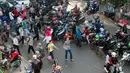 Suasana depan stasiun Palmerah, Jakarta, Jumat (22/5/2015). Puluhan tukang ojek berebut penumpang membuat kemacetan panjang setiap harinya. (Liputan6.com/Johan Tallo)