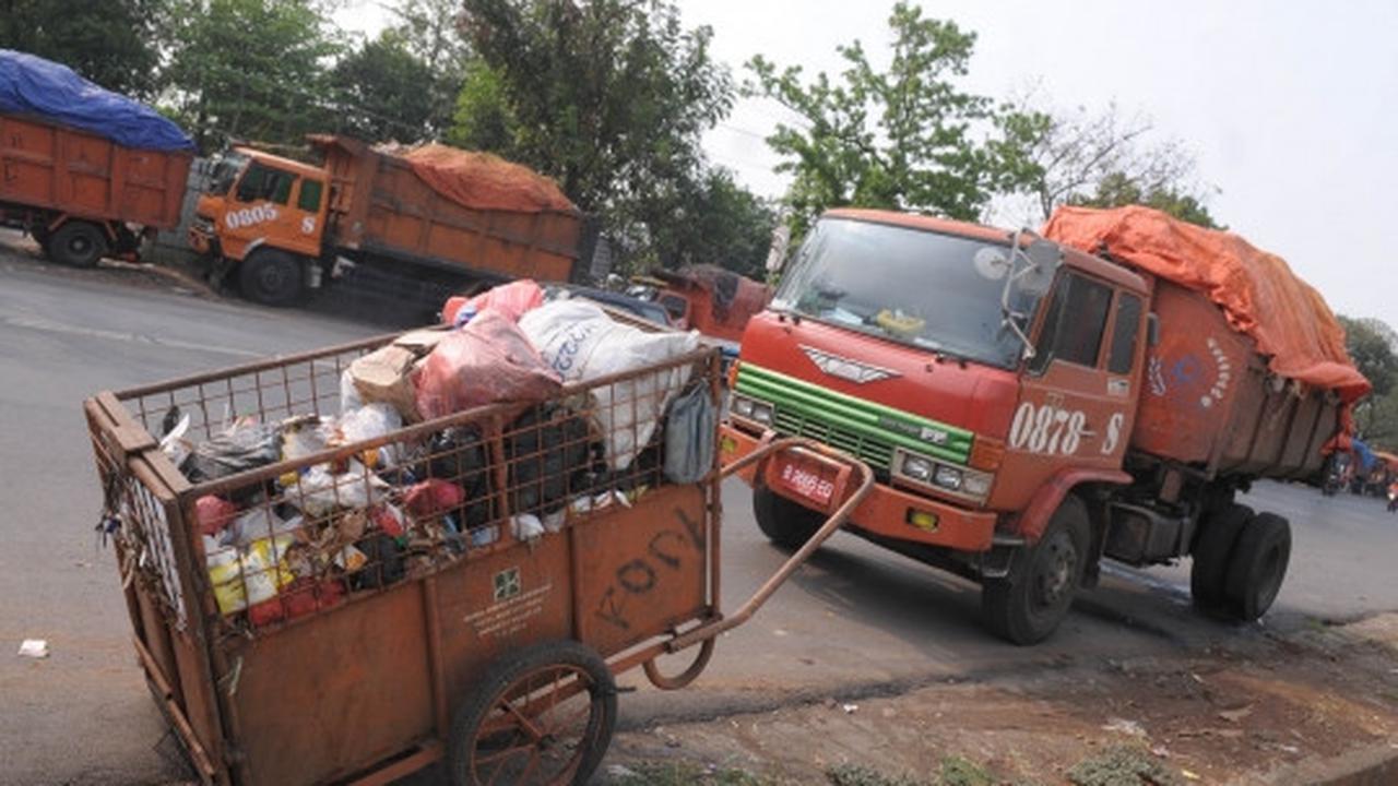 Akses ke Bantargebang diblokir, truk sampah DKI terlantar