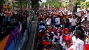 Ribuan buruh menggelar karnaval dan deklarasi saat Perayaan Peringatan Hari Buruh Sedunia, Jakarta, Selasa (1/5). Mereka juga menuntut Jaminan Pensiun, Jaminan Hari Tua dan Jaminan Kematian bagi seluruh Rakyat Pekerja Indonesia. (Liputan6.com/Johan Tallo)