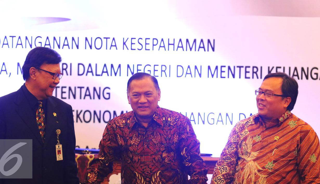 Mendagri Tjahjo Kumolo, Gubernur BI Agus Martowadjojo, Menkeu Bambang Brodjonegoro berbincang usai penandatanganan MoU tentang koordinasi pengembangan ekonomi dan keuangan daerah, Jakarta, Jumat (21/4). (Liputan6.com/Angga Yuniar)
