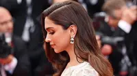 Deepika Padukone memesona saat tampil di Cannes 2018 dengan lekuk tubuh indahnya (Instagram/@deepikapadukone)