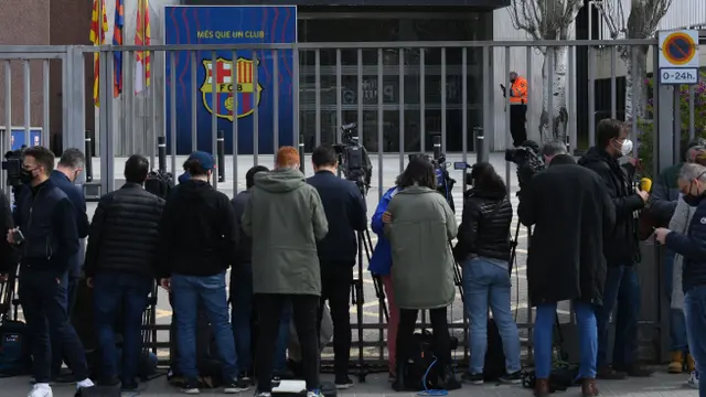 FOTO: Jelang Pemilihan Presiden Baru, Kantor Barcelona Digeledah, Bartomeu Ditangkap Polisi