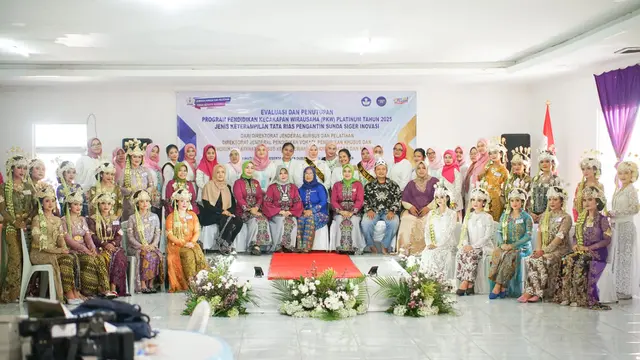 Para pemuda Kota Bekasi, Jawa Barat mengikuti program Evaluasi dan Penutupan Program Pendidikan Kecakapan Wirausaha (PKW) Platinum Tahun 2025.