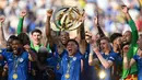Gelandang Chelsea asal Argentina, Enzo Fernandez mengangkat trofi bersama rekan setimnya setelah berhasil meraih gelar juara Piala Dunia Antarklub 2025 di Stadion MetLife, East Rutherford, New Jersey, Amerika Serikat pada 13 Juli 2025 waktu setempat atau Senin (14/7/2025) dini hari WIB. (ANGELA WEISS/AFP)