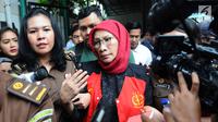 Terdakwa kasus dugaan penyebaran berita bohong atau hoaks Ratna Sarumpaet menuju mobil tahanan usai menjalani sidang lanjutan di PN Jakarta Selatan, Rabu (6/3/2019). Sidang beragendakan pembacaan nota keberatan atau eksepsi (Liputan6.com/Herman Zakharia)