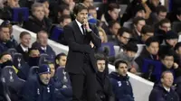 Manajer Chelsea, Antonio Conte, tampak kecewa usai kalah melawan Tottenham di Stadion White Hart Lane, Inggris, Rabu (4/1/2017). (EPA/Hannah McKay)