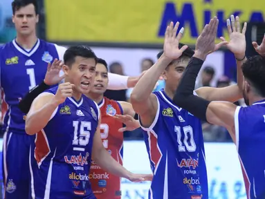 Juara bertahan tim putra Jakarta LavAni Allo Bank Electric sukses memetik kemenangan perdana atas tim pendatang baru, Jakarta Garuda Jaya pada laga pembuka PLN Mobile Proliga 2024 di GOR Amongrogo, Yogyakarta, Kamis (25/4/2024). Fahri Septian dkk menang 3-0 (25-16, 25-22, 25-20) atas tim asuhan pelatih asal China, Li Quijang yang dipersiapkan untuk mewakili Indonesia pada ajang Kejuaraan Voli Asia U-20. (Dok. PBVSI)