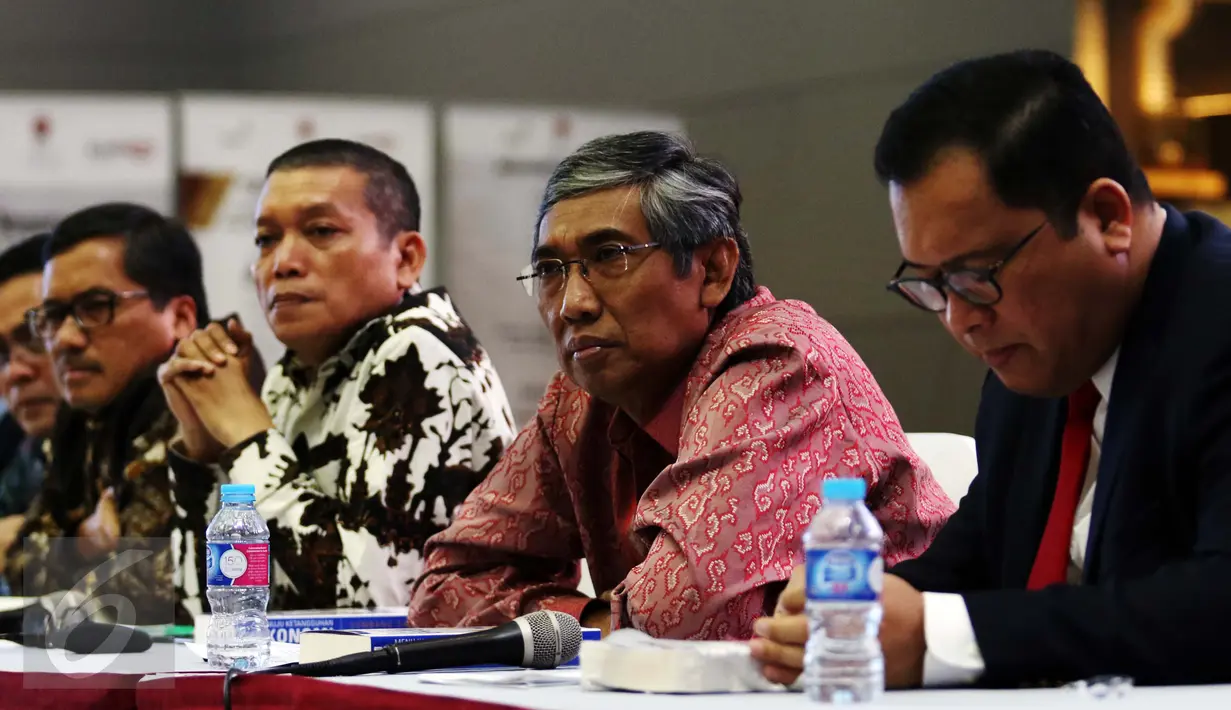 Wakil Menteri Keuangan Mardiasmo (tengah) menghadiri bedah dan peluncuran buku "Menuju Ketangguhan Ekonomi Sumbang Saran 100 Ekonom Indonesia" di Bursa Efek Indonesia, Jakarta, Selasa (4/4). (Liputan6.com/Angga Yuniar)