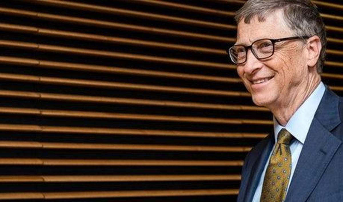 Bill Gates saat masih muda itu terlihat tampan dan gayanya tak jauh berbeda dengan sekarang, hanya versi anak muda.