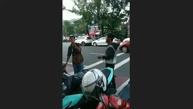 Aksi juru parkir alias jukir di kawasan Masjid Istiqlal Jakarta viral di media sosial lantaran mematok tarif parkir senilai Rp 10 ribu per sepeda motor.