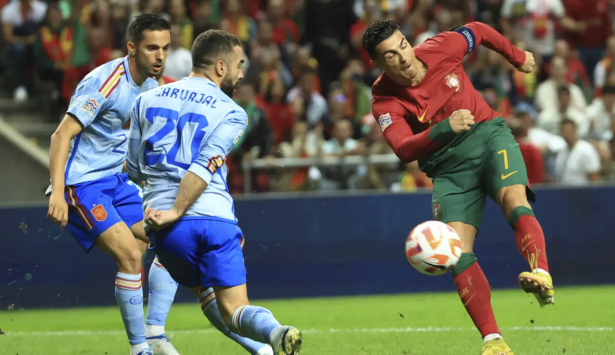 Sementara Portugal meski dengan penguasaan bola yang lebih minim mampu memberi ancaman serius lewat Cristiano Ronaldo. Namun tak satu pun peluang yang didapat berbuah gol hingga babak pertama usai. (AP/Rui Vieira)