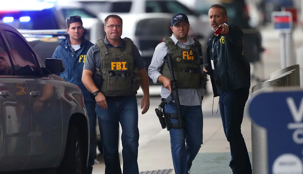 Petugas saat memburu pelaku penembakan di Bandara Fort Lauderdale, Florida, AS (6/1). Pelaku penembakan di bandara Florida menewaskan 5 orang. (David Santiago/El Nuevo Herald via AP)