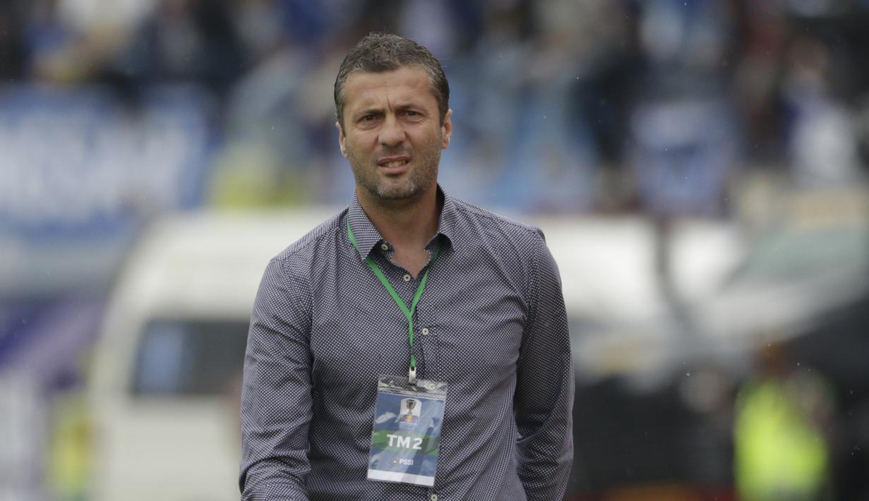 Pelatih Persib Bandung, Miljan Radovic, saat melawan Persiwa Wamena pada laga Piala Indonesia di Stadion Si Jalak Harupat, Bandung, Senin (11/2). Persib menang 7-0 atas Persiwa. (Bola.com/M Iqbal Ichsan)