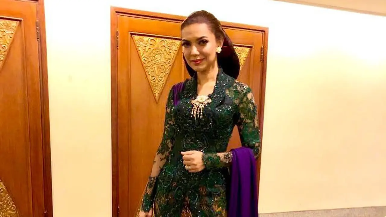 5 Gaya Najwa Shihab Kenakan Kebaya, Tetap Modis