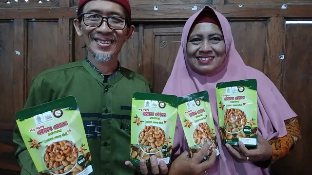 Diah Dwi Kusumandari bersama Suaminya, Warsito, sebagai owner My Dydy Crezz Crezz Mete Goreng