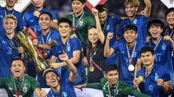 Thailand berhasil menjuarai ajang Piala AFF 2022 setelah mengalahkan Vietnam dengan agregat 3-2 di partai final pada Senin (16/01/2023). Ini merupakan gelar ke-7 bagi skuad berjuluk Gajah Perang itu. Sementara bagi Madam Pang (tengah), ini merupakan kali kedua dirinya menjuarai ajang sepak bola dua tahunan paling bergengsi di Asia Tenggara tersebut. (AP Photo/Kittinun Rodsupan)