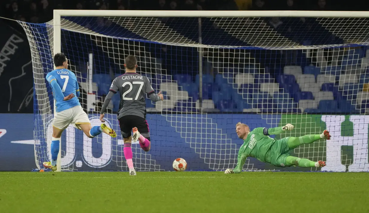 Gelandang Napoli, Elif Elmas (kiri) mencetak gol ke gawang Leicester City pada pertandingan Grup C Liga Europa di Stadion Diego Armando Maradona di Naples, Italia, Jumat (10/12/2021). Elif Elmas mencetak dua gol dan mengantar Napoli menang atas Leicester City 3-2. (AP Photo/Gregorio Borgia)