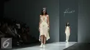 Model membawakan busana rancangan Felicia Budi bertema "Eyes to the Future" di Jakarta Fashion Week 2016 di Jakarta, Jumat (30/10). Pemilihan Dewi Fashion Knights (DFK) juga dilakukan oleh Dewi Fashion Panel. (Liputan6.com/Herman Zakharia)