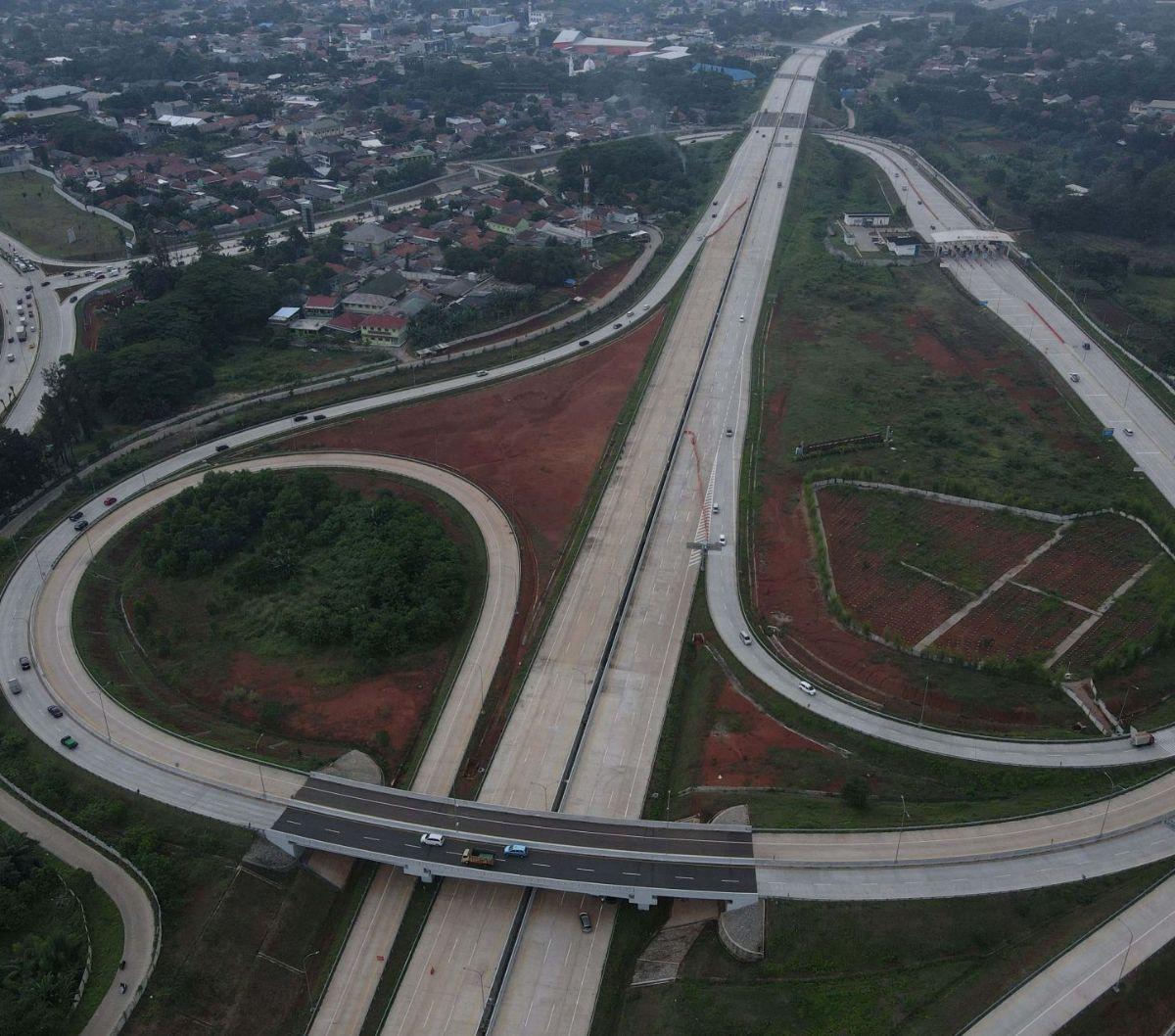 Kehadiran tol ini akan memudahkan masyarakat untuk bisa menikmati ke tempat fasilitas lainnya di Kota Wisata, mulai dari Eka Hospital, Fresh Market, berbagai sekolah ternama, sentra niaga, kawasan CBD, hingga Living World Mall Kota Wisata. Foto: merdeka.