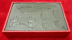 Cetakan tangan dan kaki aktor Keanu Reeves dalam upacara pembuatan cetakan tangan dan kaki di TCL Chinese Theatre, Los Angeles, Selasa (14/5/2019). Aktor 54 tahun itu mendapat penghargaan membuat cetakan tangan dan kaki untuk merayakan keberhasilan karirnya dalam film. (Willy Sanjuan/Invision/AP)