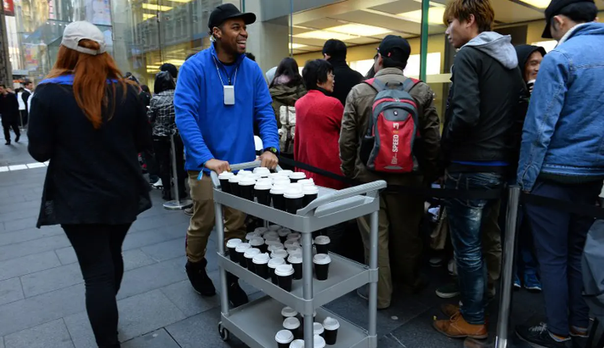Pihak Apple Store di Sydney memberikan makanan ringan alias snack, buah, serta air mineral untuk semua pengantre secara gratis, Australia, (19/9/14). (AFP PHOTO/Saeed KHAN)