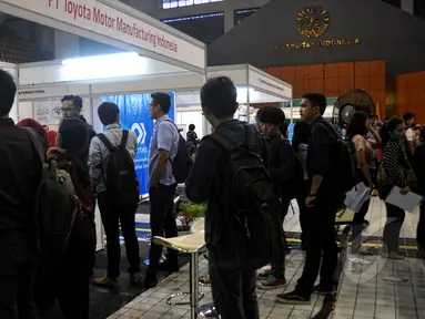 Universitas Indonesia (UI) menggelar Job Fair di Balairung Universitas Indonesia, Depok, Jumat (24/4/2015). UI Job Fair 2015 diikuti 46 perusahaan swasta BUMN lokal dan luar negeri tersebut berlangsung pada 24-25 April 2015. (Liputan6.com/Yoppy Renato)