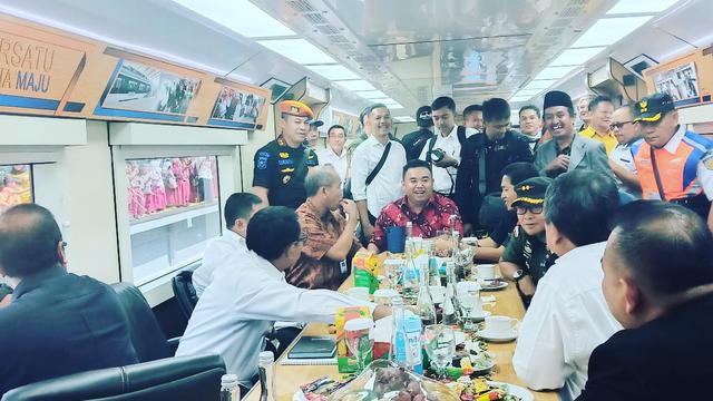 Direktur Utama PT Kereta Api Indonesia (Persero) Edi Sukmoro, bersama pejabat Garut, menikmati perjalanan uji coba reaktivasi kereta api dalam salah satu rangkaian gerbong inspeksi PT KAI.