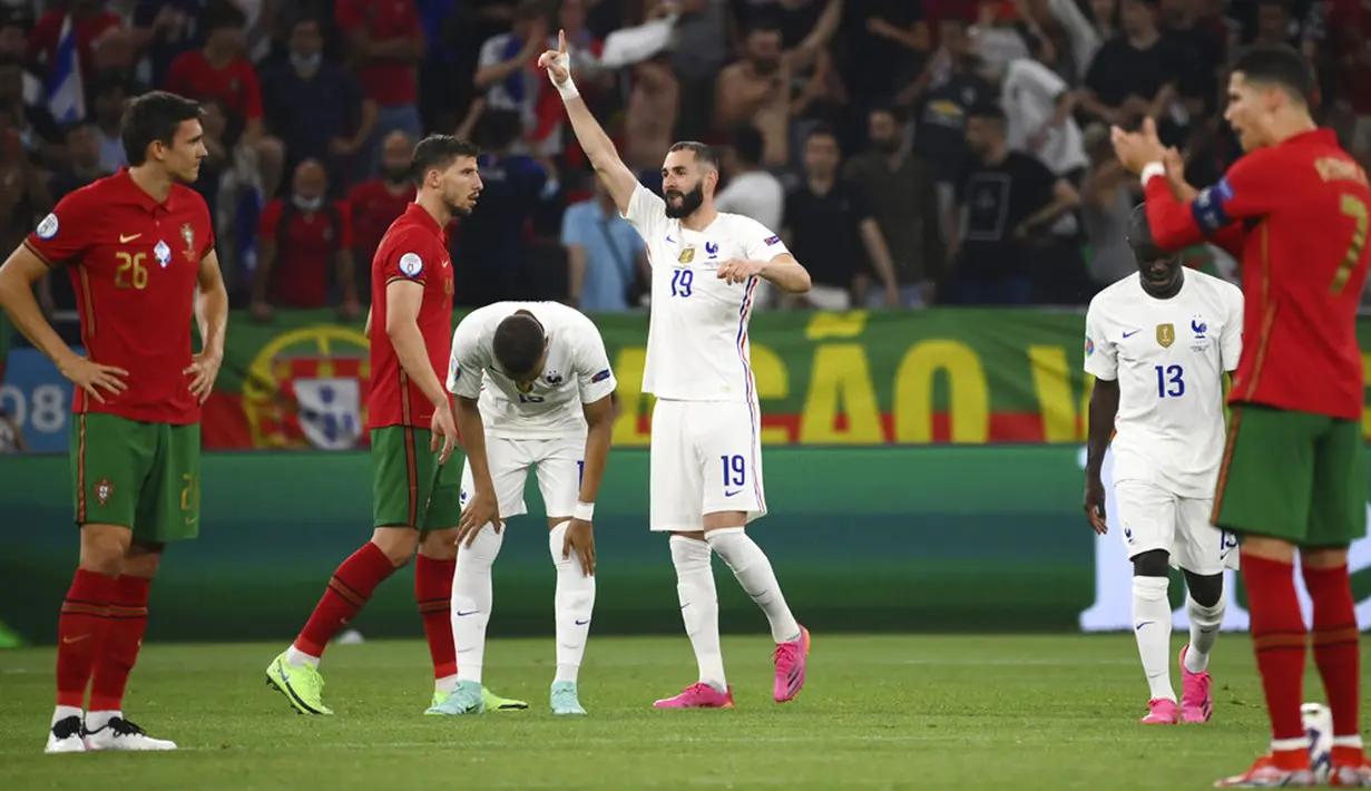 Pemain Prancis Karim Benzema (tengah) merayakan setelah mencetak gol ke gawang Prancis pada pertandingan Grup F Euro 2020 di Puskas Arena, Budapest, Hungaria, Rabu (23/6/2021). Laga berakhir imbang 2-2. (Bernadett Szabo, Pool photo via AP)