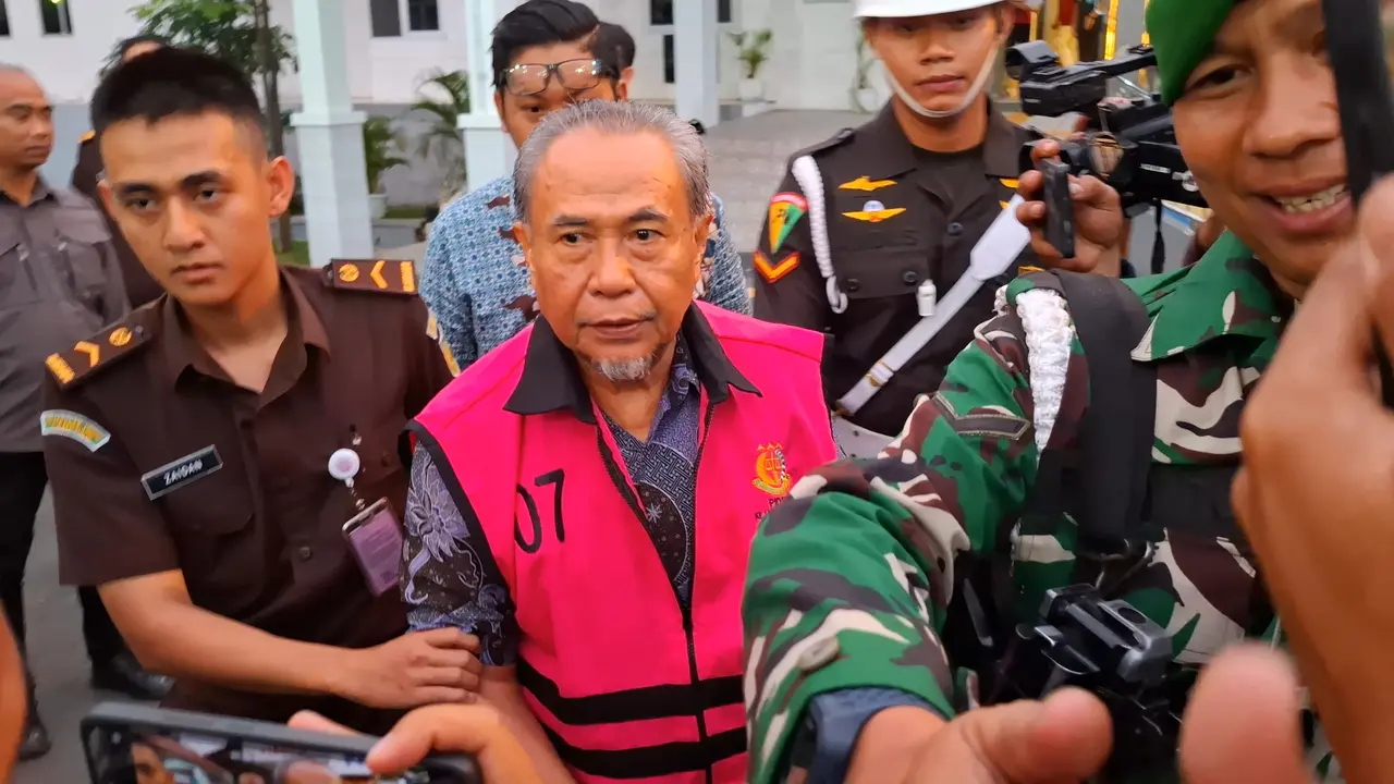 Mantan Kepala BPN Kabupaten Lampung Selatan, Lukman ditetapkan menjadi tersangka mafia tanah Kemenag oleh Kejati Lampung. Foto : (Liputan6.com/Ardi).