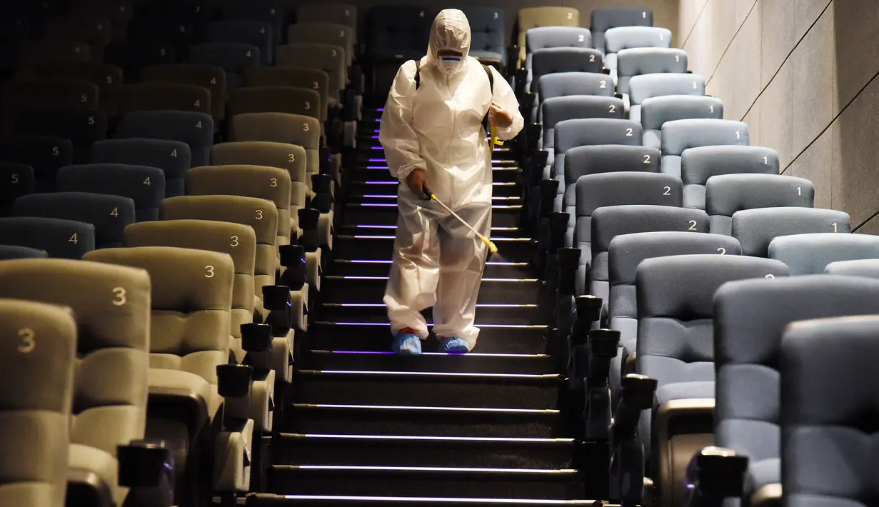 Seorang staf mendisinfeksi tangga di sebuah bioskop di Handan, Provinsi Hebei, 19 Juli 2020. Bioskop di area-area berisiko rendah di China diizinkan kembali beroperasi mulai 20 Juli menyusul perkembangan positif terkait situasi epidemi COVID-19. (Xinhua/Hao Qunying)
