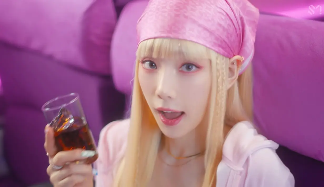 Leader SNSD ini tampil dengan visual yang didominasi dengan warna pink. Tak hanya dari kostum yang ia kenakan, tapi juga dari latar belakang, properti dan bahkan asesoris yang membuatnya tampak cantik. (YouTube SMTOWN)