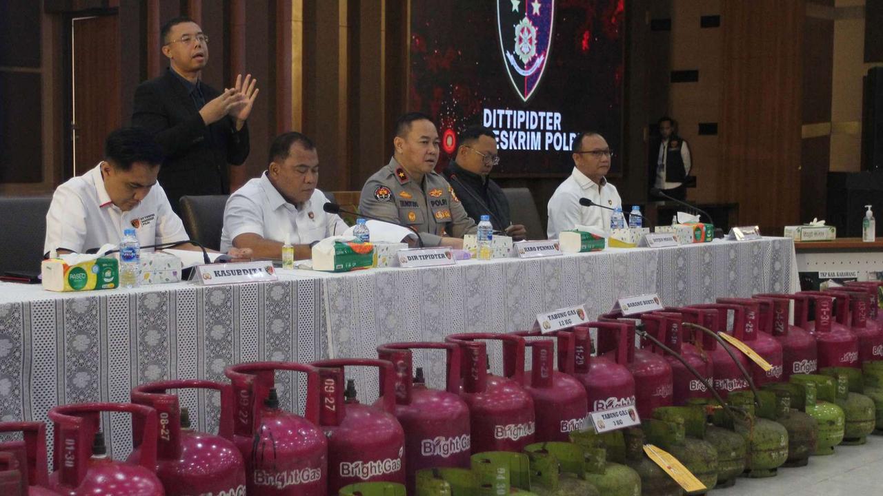 FOTO: Bareskrim Polri Bongkar Kasus Pengoplosan Ribuan Tabung Gas 3 Kg yang Bikin Negara Rugi Miliaran Rupiah
