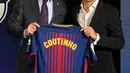 Gelandang baru Brasil asal Brasil Philippe Coutinho (kanan) berpose dengan jersey barunya di samping Presiden Barcelona FC Josep Maria Bartomeu saat presentasi resminya di Barcelona (8/1). (AFP Photo/Lluis Gene)