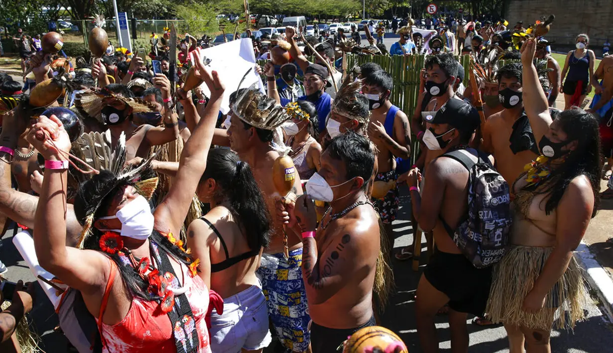 Penduduk asli Brasil demo menentang RUU Reformasi Agraria di luar Kongres di Brasilia, Brasil, Selasa (22/6/2021). Penduduk asli Brasil menilai RUU Reformasi Agraria akan membatasi pengakuan lahan reservasi. (AP Photo/Eraldo Peres)
