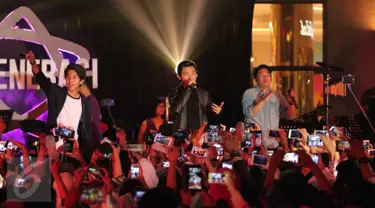 Coboy Junior saat tampil di Konser Bintang 3 Generasi, Summarecon Mall Serpong, Tangerang, Sabtu (19/3/2016). Konser tersebut merupakan bagian dari rangkaian acara ulang tahun Bintang.com yang pertama. (Liputan6.com Angga Yuniar)