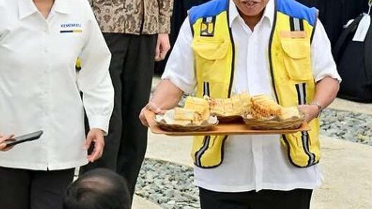 FOTO: Gaya Menteri PUPR Jadi Pramusaji di IKN, Hidangkan Sarapan untuk Jokowi