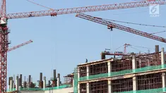 Pekerja menyelesaikan pembangunan gedung bertingkat di Jakarta, Senin (7/5). Badan Pusat Statistik (BPS) melansir pertumbuhan ekonomi kuartal 1 2018 mencapai 5,06%.(Liputan6.com/Immanuel Antonius)