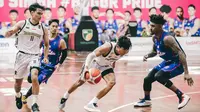 Bima Perkasa Jogja (BPJ) saat berhadapan dengan RANS Simba Bogor pada lanjutan Indonesian Basketball League (IBL) 2024 di GOR IPB Bogor, Jawa Barat, Jumat (22/3/2024) malam. (Bola.com/Ana Dewi).