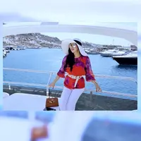 Syahrini menikmati keindahan Mykonos, Yunani. (dok. Instagram @princessyahrini/https://www.instagram.com/p/Bk6LYQwA7SK/Putu Elmira)